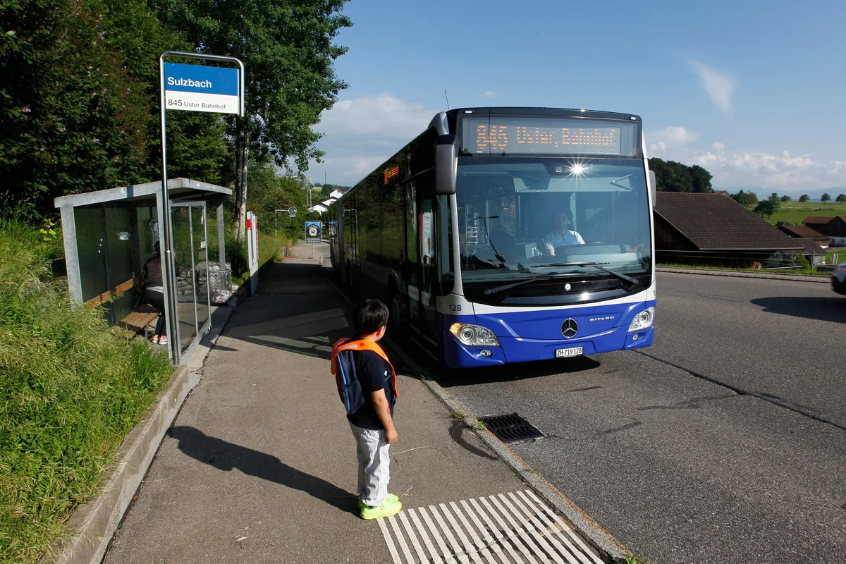 Kindergärtler steht vor dem Bus an der Station Sulzbach.